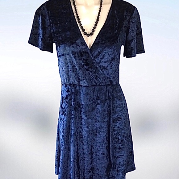 La Hearts Dresses & Skirts - 🌟🌟🌟SOLD🌟🌟🌟🎶 SHE WORE BLUE VELVET 🎶 L.A. HEARTS velvet dress Beautiful W